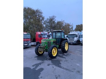 Farm tractor John Deere 3040: picture 1
