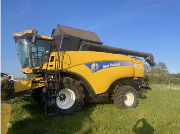 New Holland CX8090 - Combine harvester: picture 1