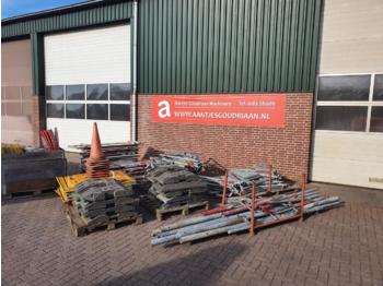 Construction equipment Grote partij verkeersborden etc