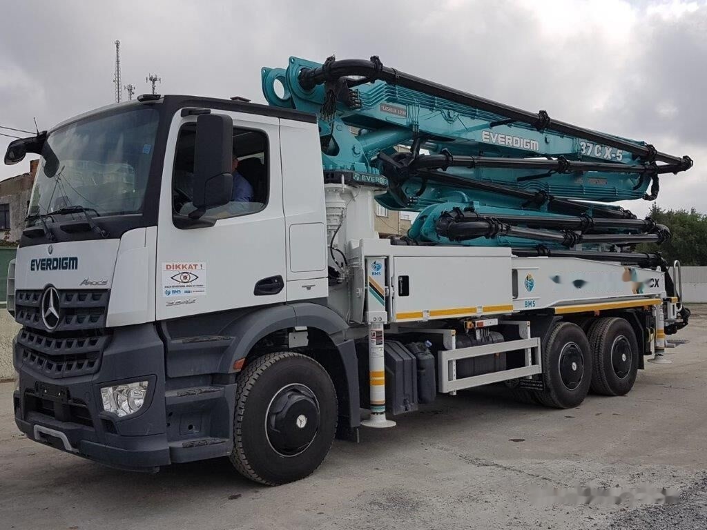 Mercedes-Benz 3342 P - Concrete pump truck: picture 3