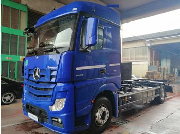 Cab chassis truck MERCEDES-BENZ 1842: picture 1