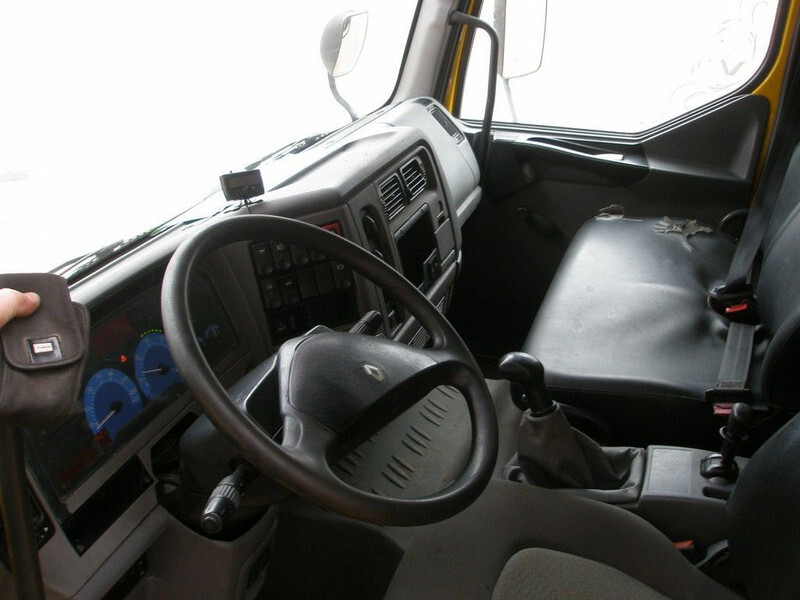 Box truck Renault Midlum: picture 8