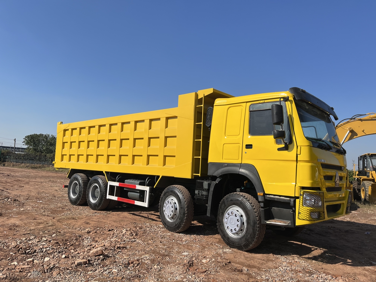 Tipper for transportation of silos SINOTRUK HOWO 371 Dump Truck 8x4: picture 7