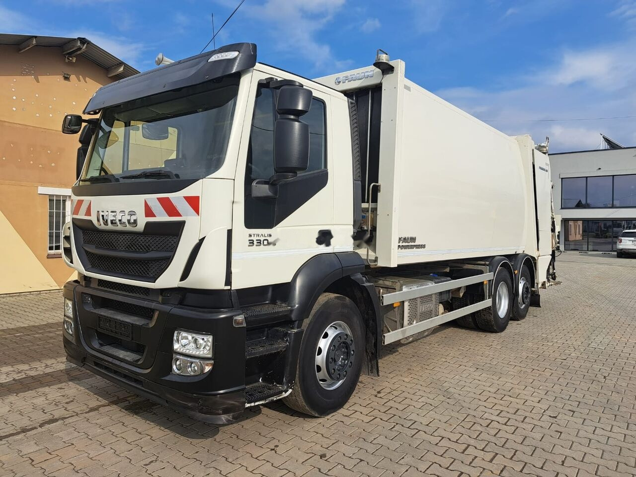Garbage truck IVECO Stralis 330: picture 2