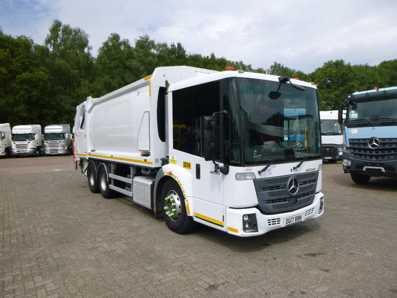 Garbage truck Mercedes Econic 2630 RHD 6x4 Geesink Norba refuse truck: picture 2