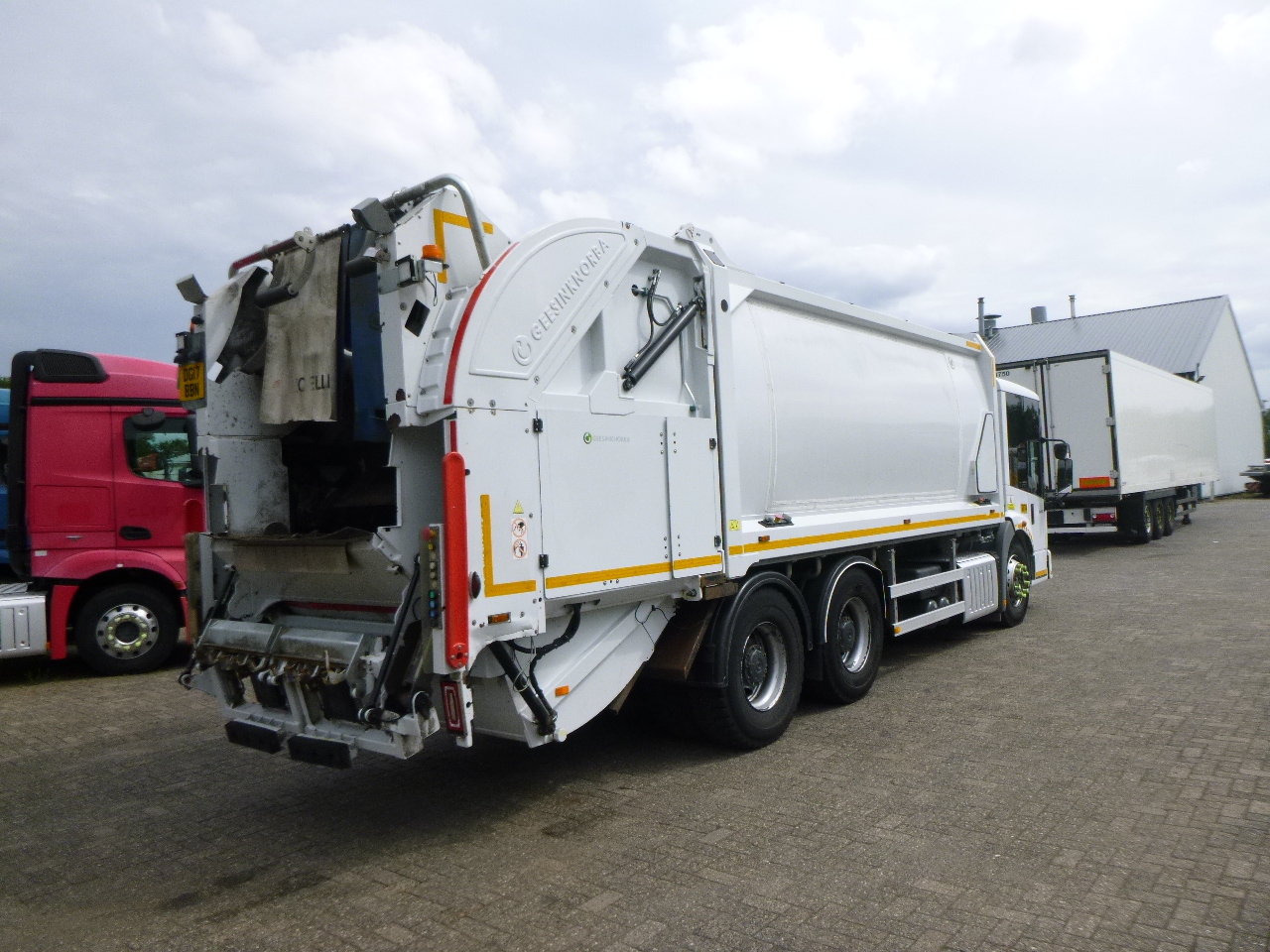Garbage truck Mercedes Econic 2630 RHD 6x4 Geesink Norba refuse truck: picture 4