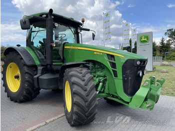 John Deere 8320R - Farm tractor: picture 1