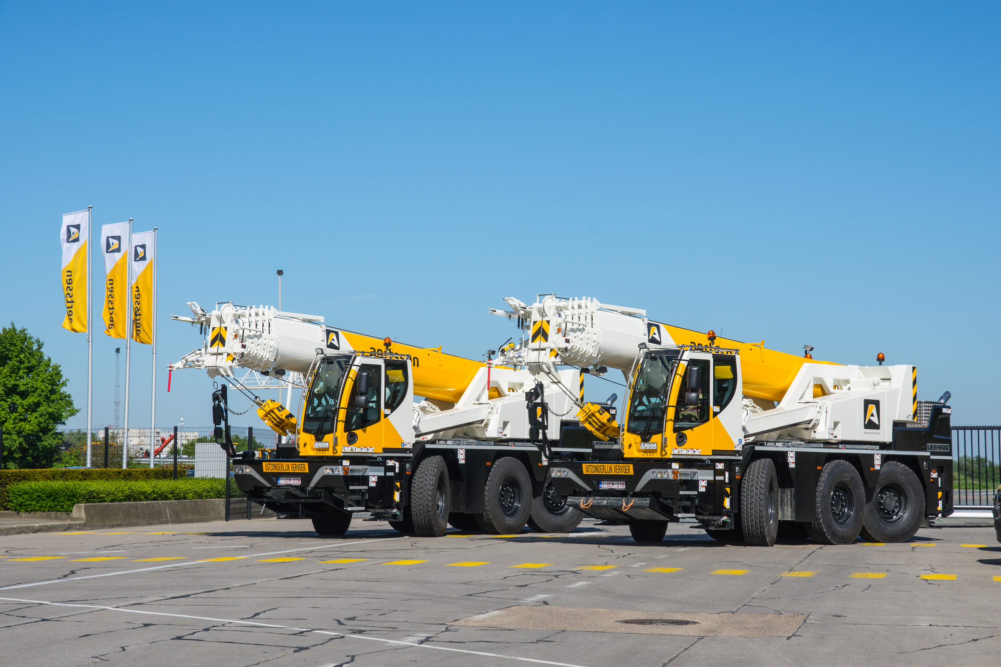 Aertssen Trading NV - Tractor units - 4x2, gearbox: automatic, air conditioner undefined: picture 1