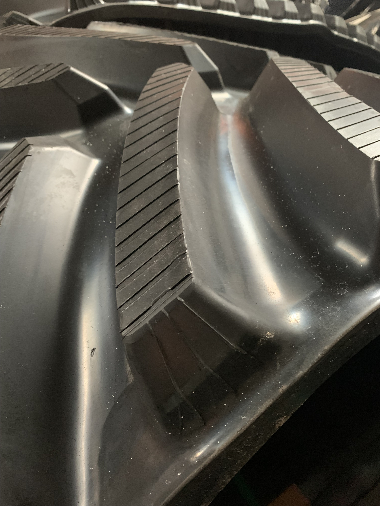 LEACH LEWIS RUBBER TRACKS LIMITED - Spare parts CASE - France undefined: picture 3