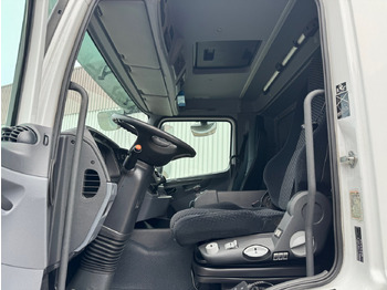 Interior photo 1: Box truck Mercedes-Benz Axor 1833 L 4x2 Axor 1833 L 4x2, Getränkekoffer Interior photo 1: Box truck Mercedes-Benz Axor 1833 L 4x2 Axor 1833 L 4x2, Getränkekoffer