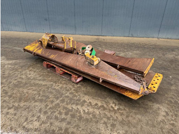 Tail lift CATERPILLAR