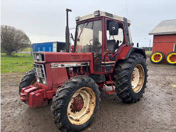 Farm tractor INTERNATIONAL
