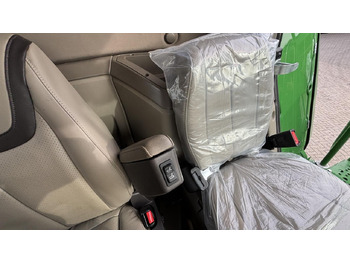 New Combine harvester John Deere MÄHDRESCHER T5700 MY25: picture 2 New Combine harvester John Deere MÄHDRESCHER T5700 MY25: picture 2