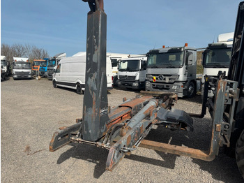 Hook lift truck