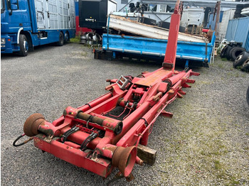 Hook lift truck