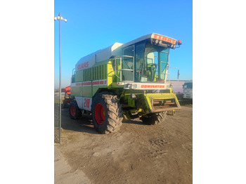 Harvester CLAAS Dominator