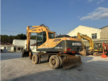Wheel excavator HYUNDAI
