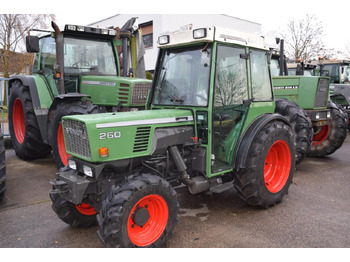 Straddle tractor FENDT