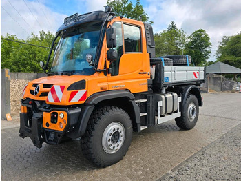 Snow removal vehicle UNIMOG