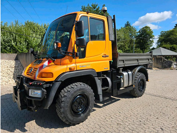 Snow removal vehicle UNIMOG U300