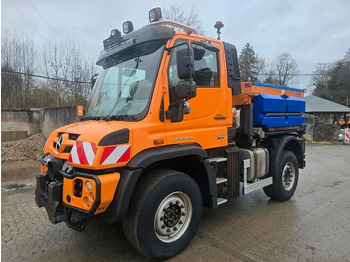 Snow removal vehicle UNIMOG