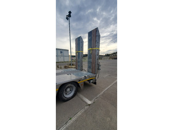Low loader semi-trailer