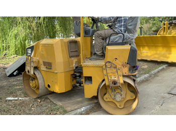 Road roller CATERPILLAR CB24B