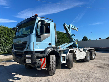 Hook lift truck IVECO Trakker