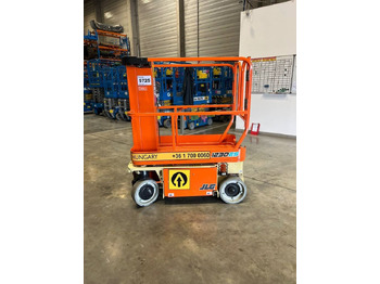 Vertical mast lift JLG
