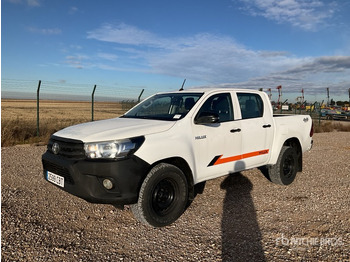 Pickup truck TOYOTA Hilux