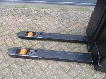 Stacker Toyota SWE 080L: picture 4 Stacker Toyota SWE 080L: picture 4