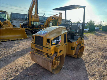 Roller CATERPILLAR CB24B