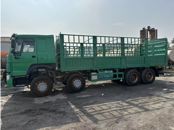 Dropside/ Flatbed truck for transportation of bulk materials SINOTRUK HOWO 420hp 8x4 fence truck: picture 2