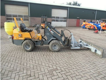 Snow removal vehicle