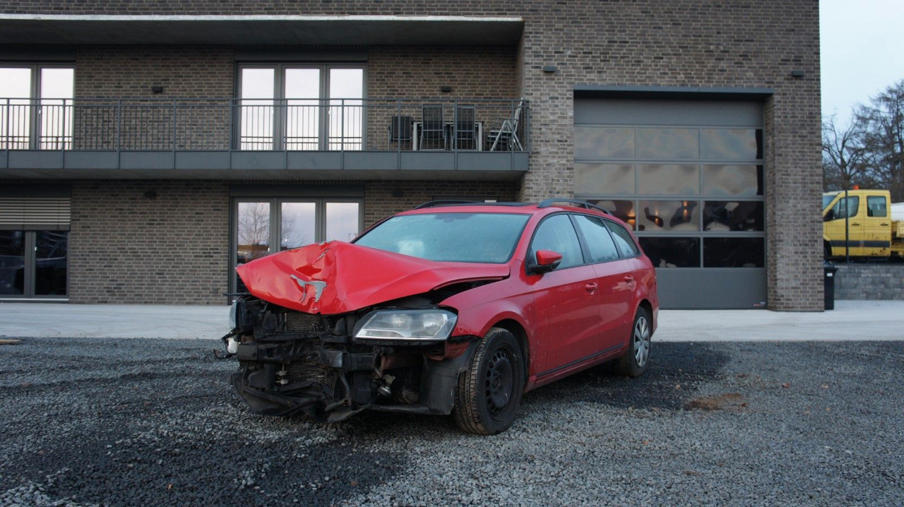 Volkswagen Passat Variant Trendline BlueMotion Unfall - Station wagon: picture 1 Volkswagen Passat Variant Trendline BlueMotion Unfall - Station wagon: picture 1
