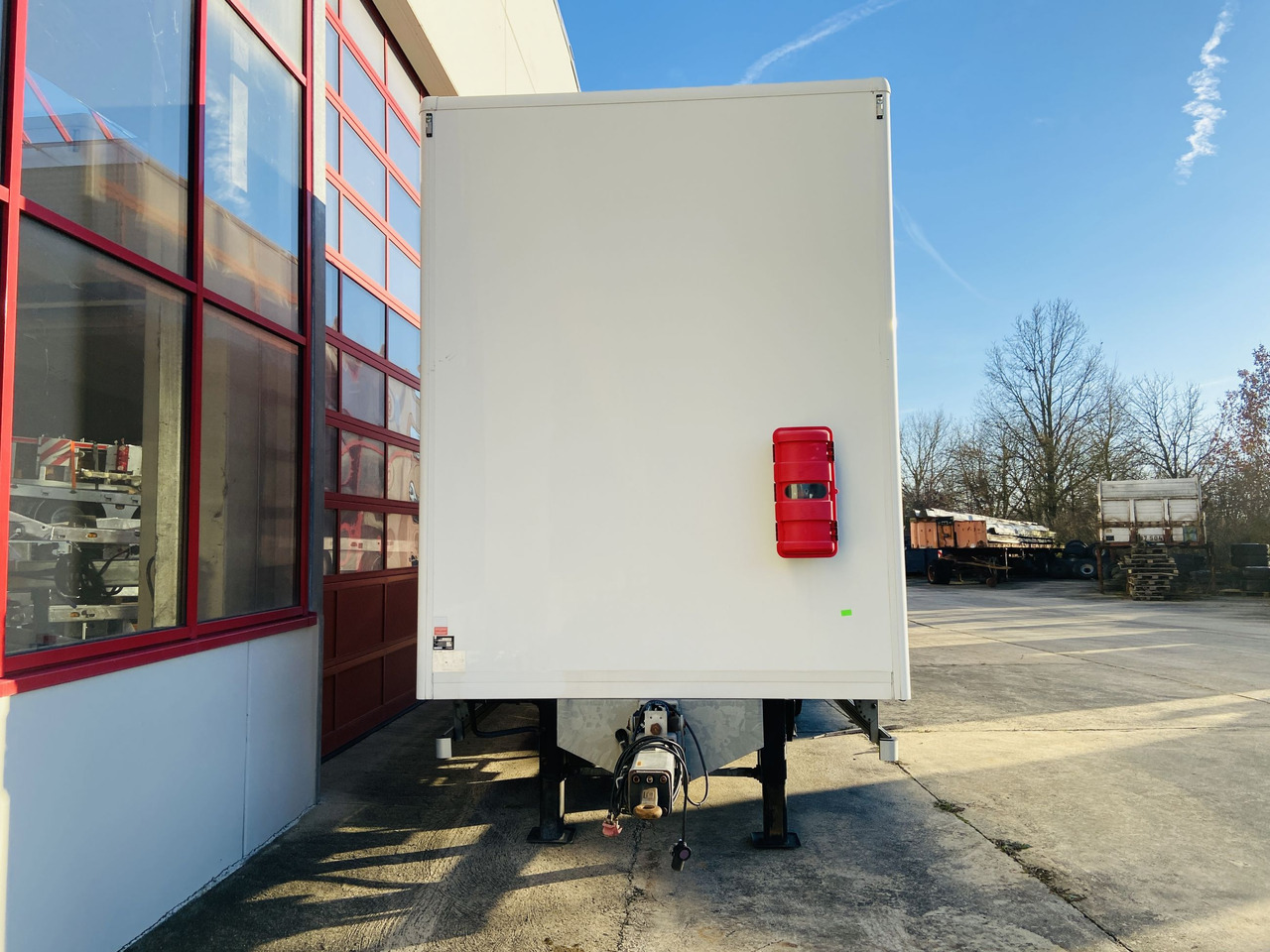 Ackermann Z-KA-F10.5/7,5 1 Achs Kofferanhänger mit Ladebordwand 10,5 t GG - Closed box trailer: picture 4 Ackermann Z-KA-F10.5/7,5 1 Achs Kofferanhänger mit Ladebordwand 10,5 t GG - Closed box trailer: picture 4