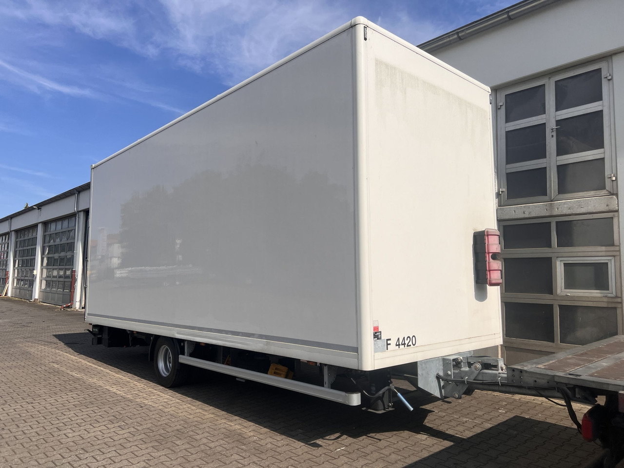 Ackermann Z-KA-F10.5/7,5 1 Achs Kofferanhänger mit Ladebordwand 10,5 t GG - Closed box trailer: picture 2 Ackermann Z-KA-F10.5/7,5 1 Achs Kofferanhänger mit Ladebordwand 10,5 t GG - Closed box trailer: picture 2