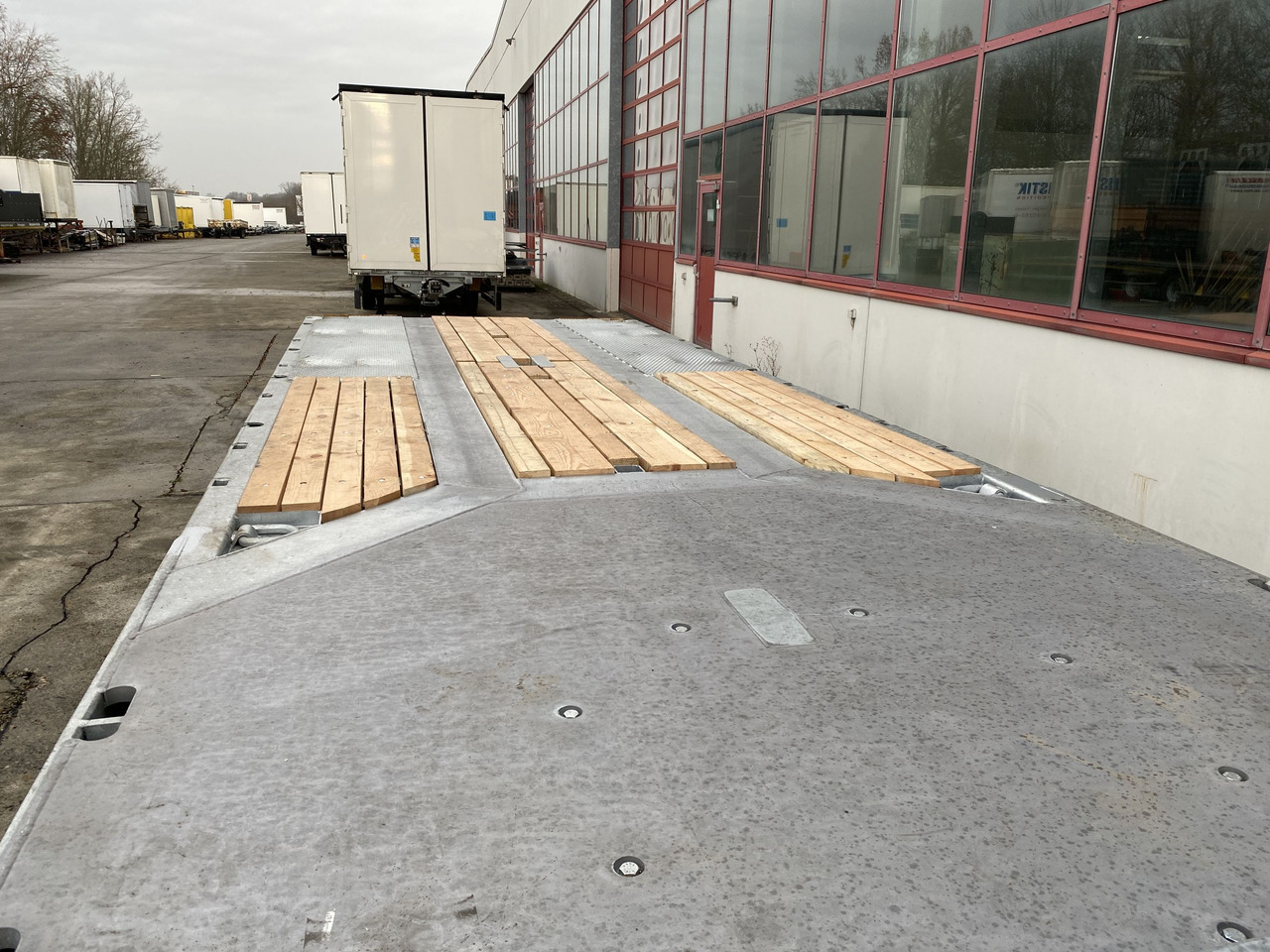 New Low loader trailer for transportation of heavy machinery Möslein T 3-8,20 P OR  3 Achs Tieflader gerader Ladefläche 8,10 m,Neufahrzeug: picture 6