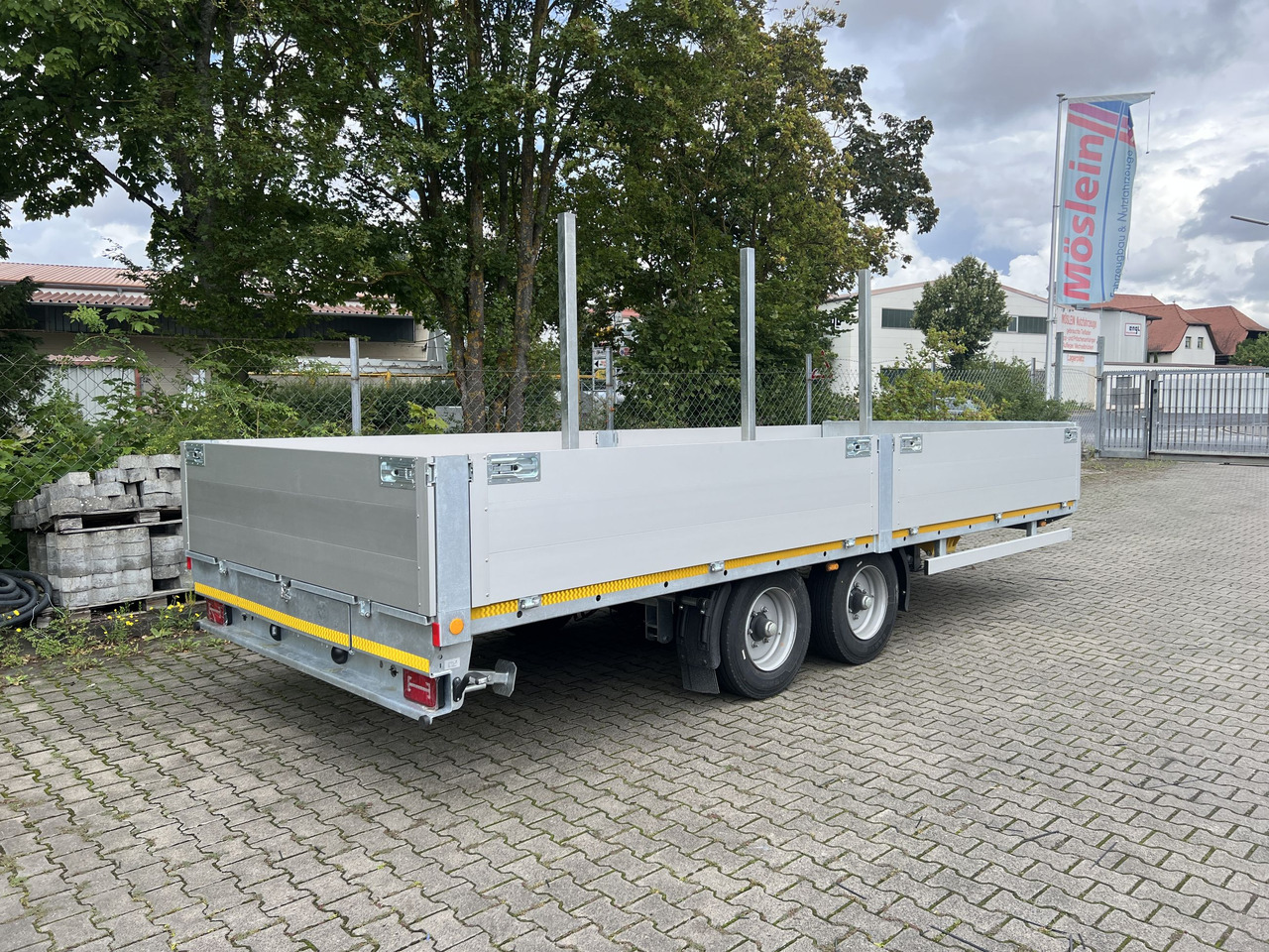 Möslein THT 11- G 6,2 Tandem Pritsche- Tieflader mit Rungentaschen - Dropside/ Flatbed trailer: picture 3 Möslein THT 11- G 6,2 Tandem Pritsche- Tieflader mit Rungentaschen - Dropside/ Flatbed trailer: picture 3