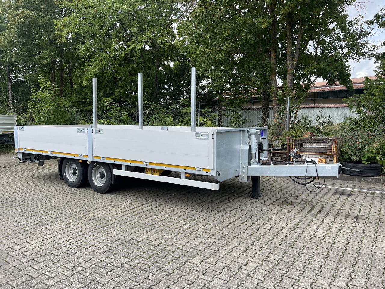 Möslein THT 11- G 6,2 Tandem Pritsche- Tieflader mit Rungentaschen - Dropside/ Flatbed trailer: picture 5 Möslein THT 11- G 6,2 Tandem Pritsche- Tieflader mit Rungentaschen - Dropside/ Flatbed trailer: picture 5