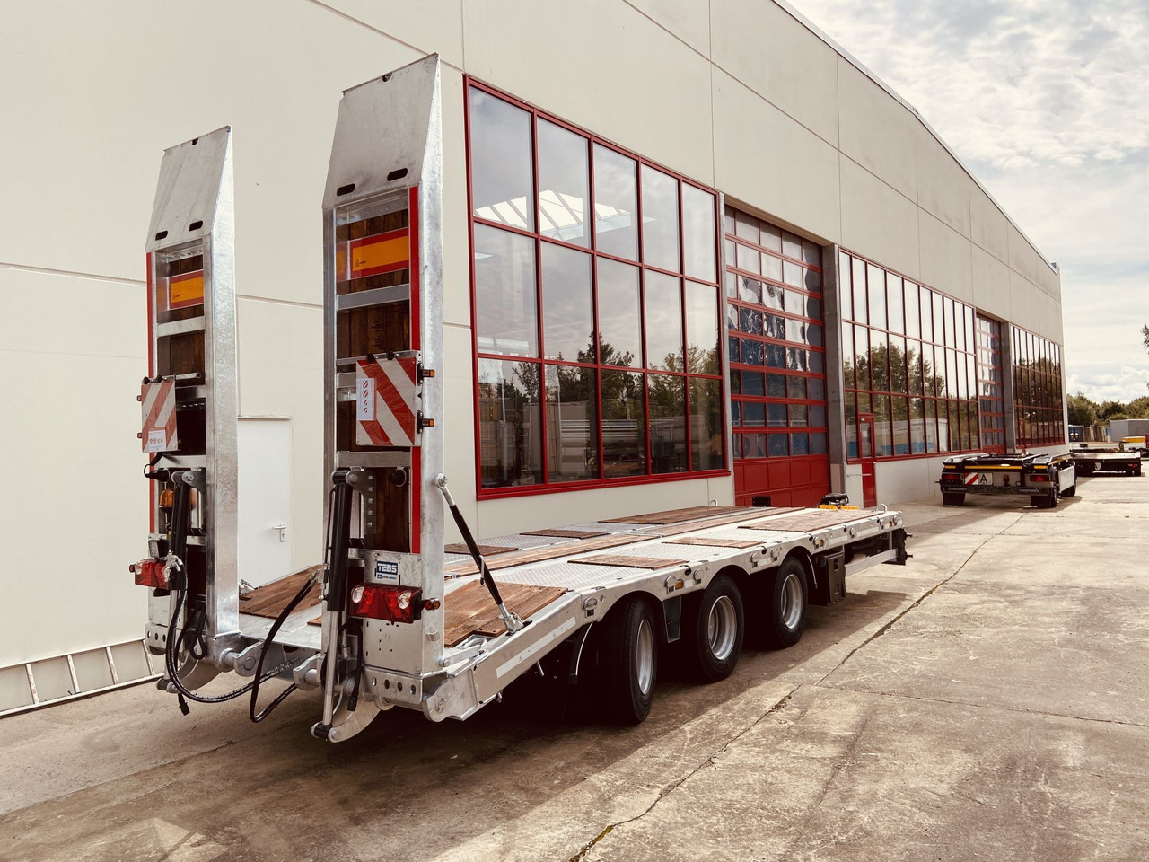 New Low loader trailer for transportation of heavy machinery Möslein TT 28 Tridem- Tieflader 3 Achs, gelenktNeufahrzeug: picture 6 New Low loader trailer for transportation of heavy machinery Möslein TT 28 Tridem- Tieflader 3 Achs, gelenktNeufahrzeug: picture 6