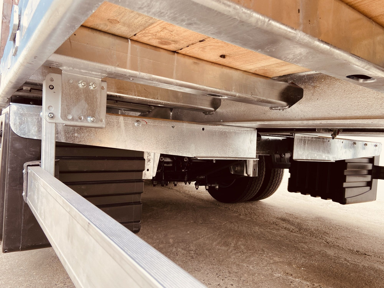 New Low loader trailer for transportation of heavy machinery Möslein TT 28 Tridem- Tieflader 3 Achs, gelenktNeufahrzeug: picture 11 New Low loader trailer for transportation of heavy machinery Möslein TT 28 Tridem- Tieflader 3 Achs, gelenktNeufahrzeug: picture 11