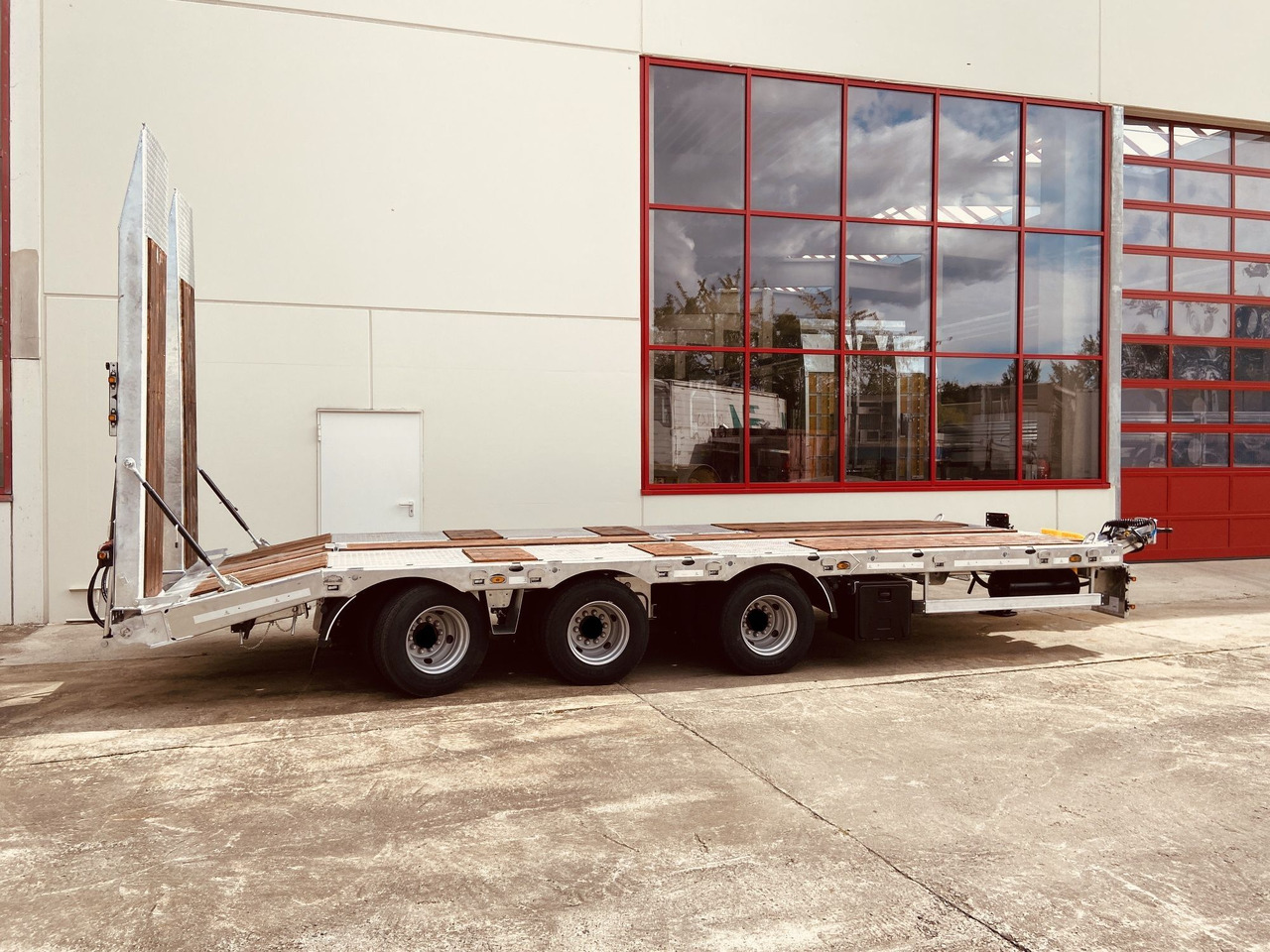 New Low loader trailer for transportation of heavy machinery Möslein TT 28 Tridem- Tieflader 3 Achs, gelenktNeufahrzeug: picture 10 New Low loader trailer for transportation of heavy machinery Möslein TT 28 Tridem- Tieflader 3 Achs, gelenktNeufahrzeug: picture 10