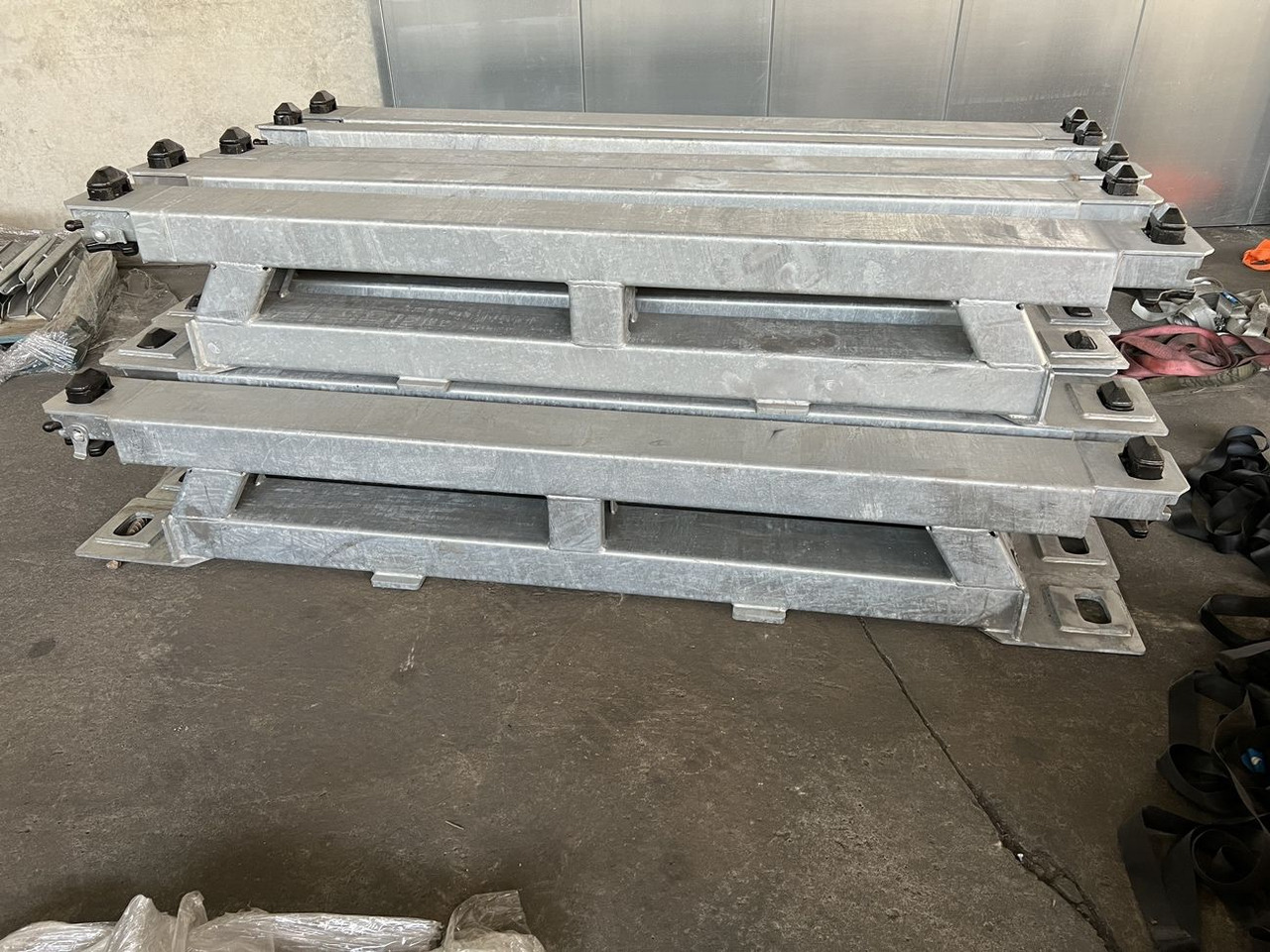 Müller Mitteltal Ausgleichsbock für Satteltieflader incl. Conatinerverschlüssen - Low loader semi-trailer: picture 2 Müller Mitteltal Ausgleichsbock für Satteltieflader incl. Conatinerverschlüssen - Low loader semi-trailer: picture 2