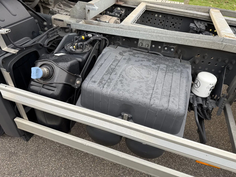 Cab chassis truck Mercedes-Benz Antos 2730 LL 2017: picture 15