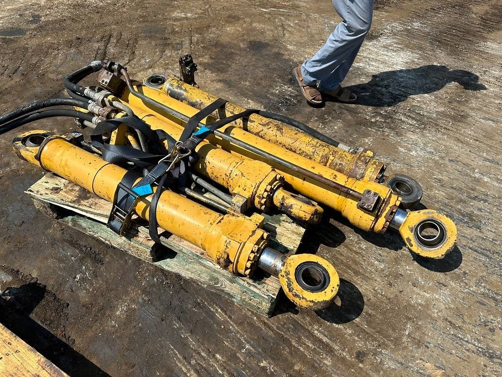 CAT 214 B FT cylinders - Wheel excavator: picture 1 CAT 214 B FT cylinders - Wheel excavator: picture 1