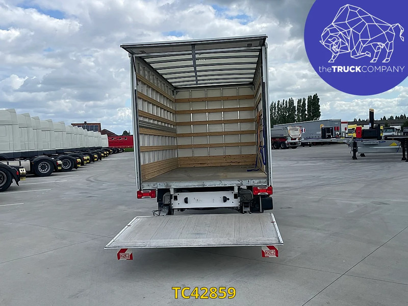 Volkswagen Crafter 2.0 TDI BOX + LIFT - Closed box van: picture 1 Volkswagen Crafter 2.0 TDI BOX + LIFT - Closed box van: picture 1