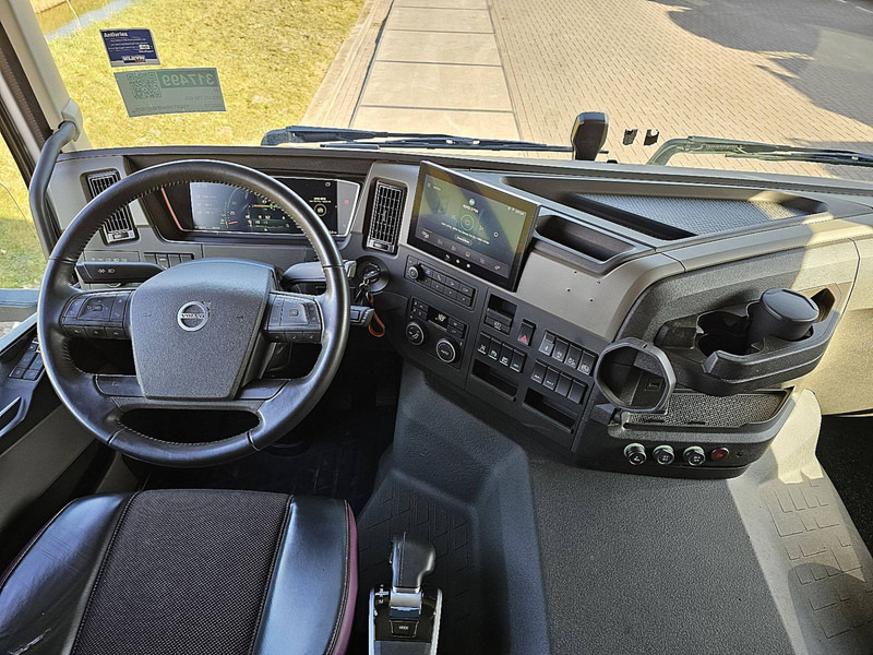 Interior photo 1: Volvo FM 420 VEB+ 13LTR 217TKM leasing Volvo FM 420 VEB+ 13LTR 217TKM