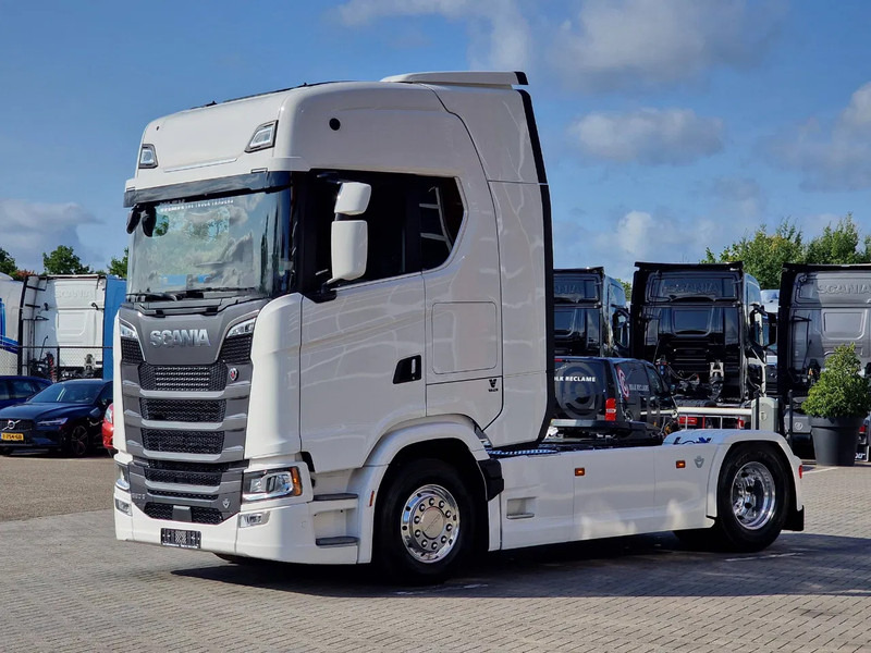 Scania 590S V8 NGS Highline 4x2 - New - Facelift - Full spec - Retarder - Leather - Full air - Tractor unit: picture 3 Scania 590S V8 NGS Highline 4x2 - New - Facelift - Full spec - Retarder - Leather - Full air - Tractor unit: picture 3