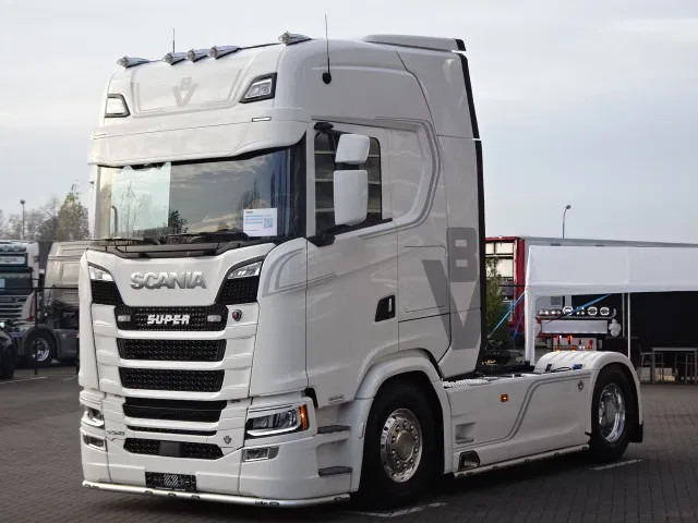 Scania 590S V8 NGS Highline 4x2 - New - Retarder - Leather - Alloy wheels Led - Navi - NEW! - Tractor unit: picture 3 Scania 590S V8 NGS Highline 4x2 - New - Retarder - Leather - Alloy wheels Led - Navi - NEW! - Tractor unit: picture 3